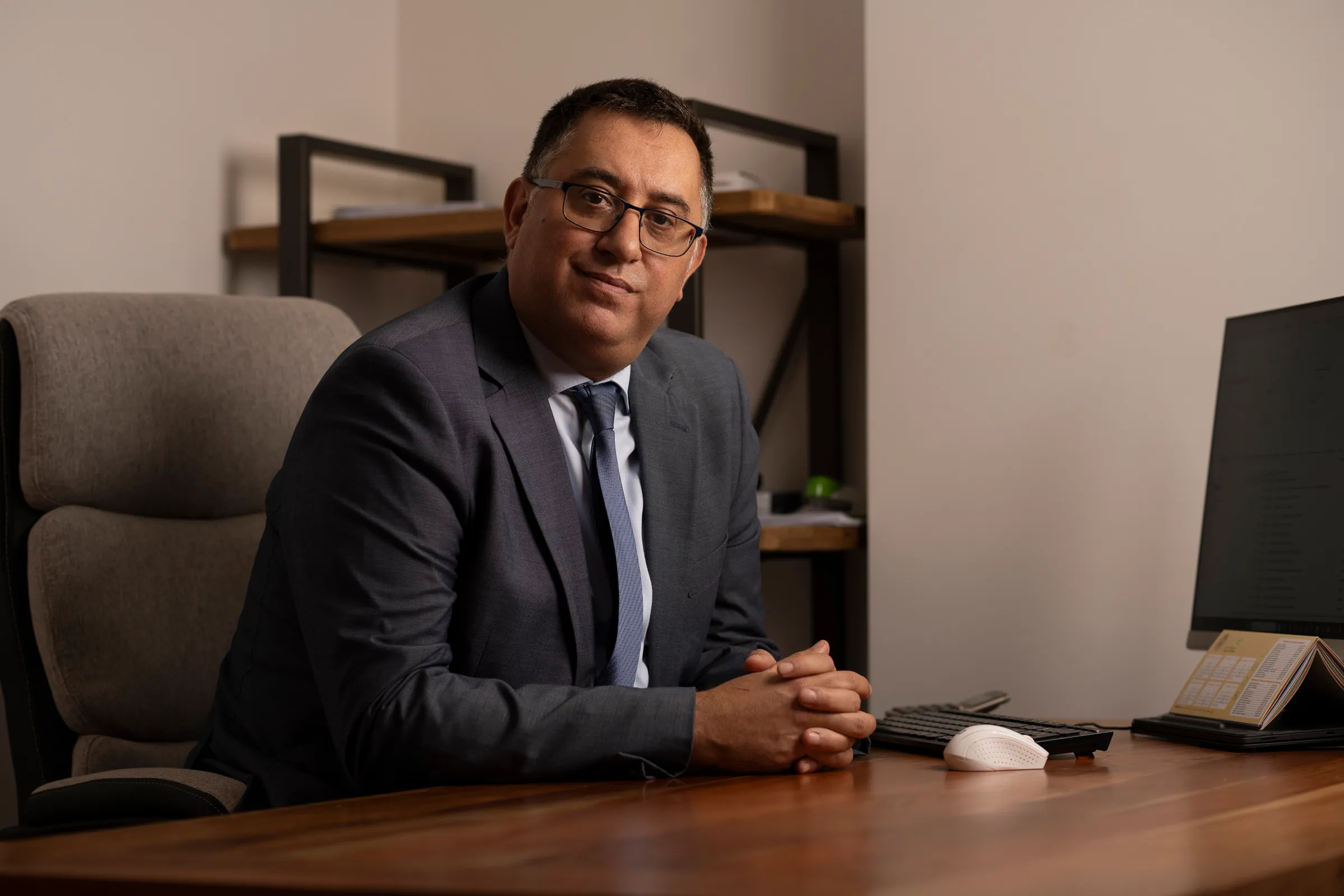Vicente García trabajando en su mesa